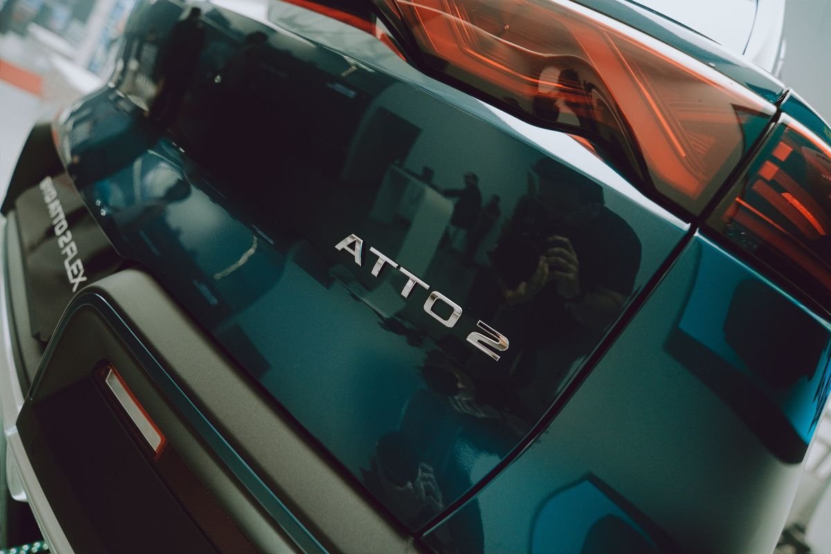Detalhe do BYD Atto 2 exposto na noite