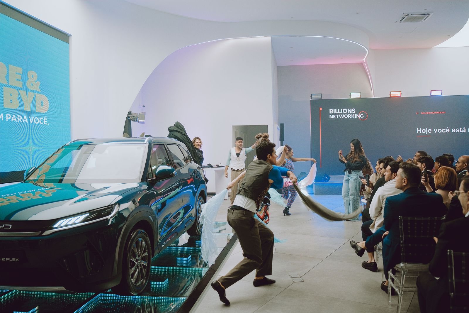 O carro, a plateia e o palco na mesma sala, na quinta edição