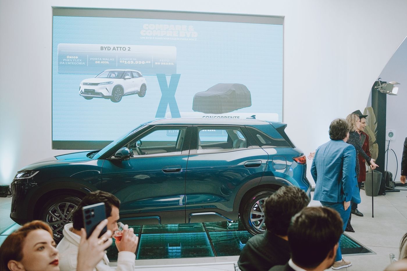 Convidados em volta do BYD Atto 2 na quinta edição