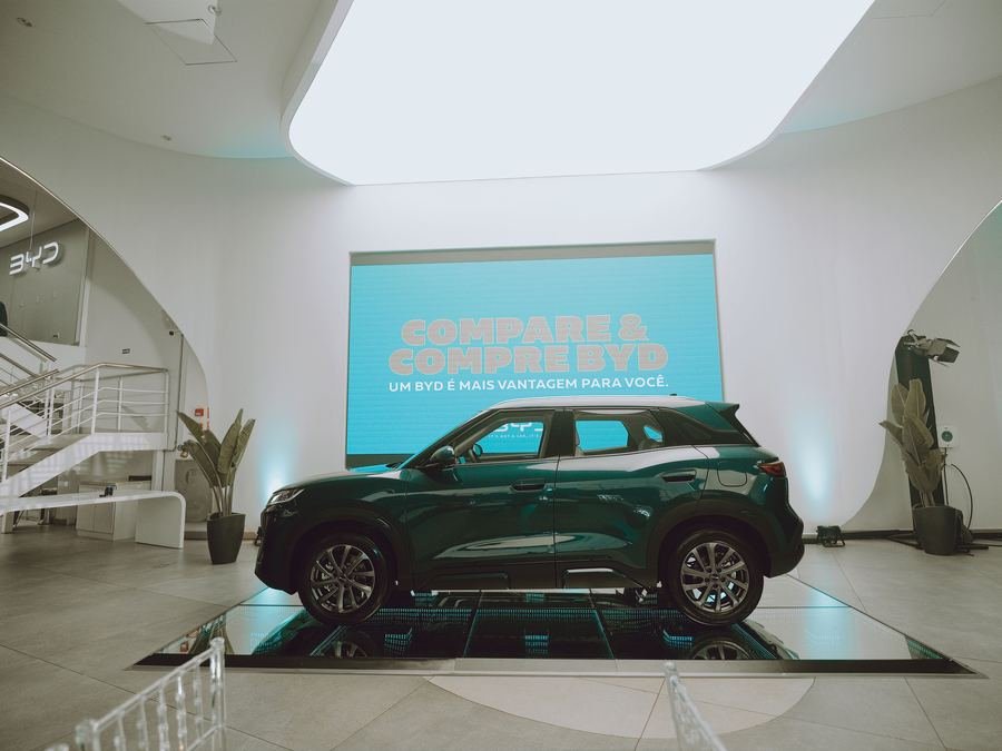 BYD Atto 2 em perfil, no salão da concessionária