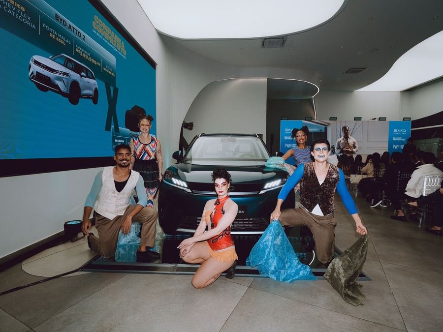 Performance de dança em volta do carro