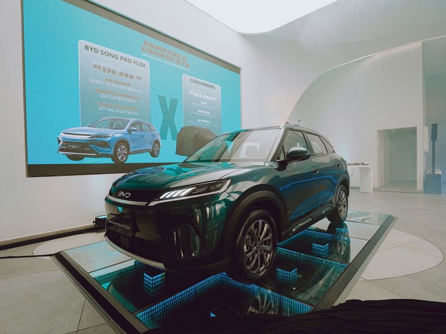BYD Atto 2 em exposição ao lado da tela