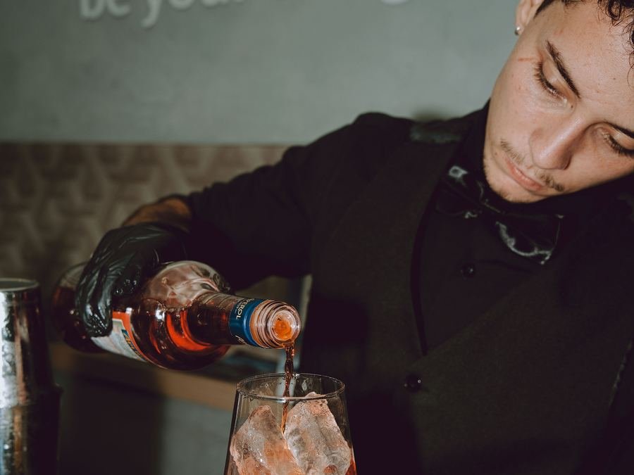 Bar da noite, drinque sendo preparado