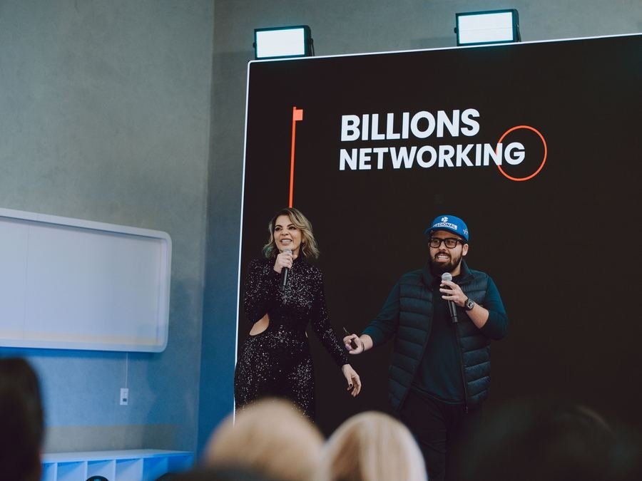 Apresentação no palco, com a marca Billions atrás