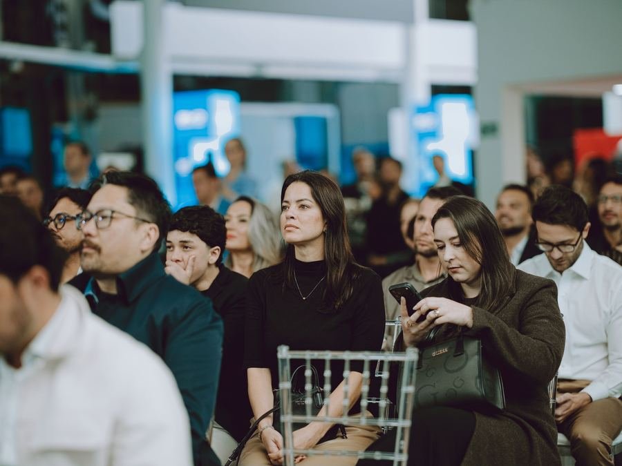 Convidados acompanhando uma das palestras